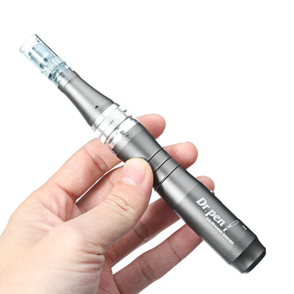 Manipolo del Dr. Pen M8 tenuto in una mano per mostrare forma e dimensioni