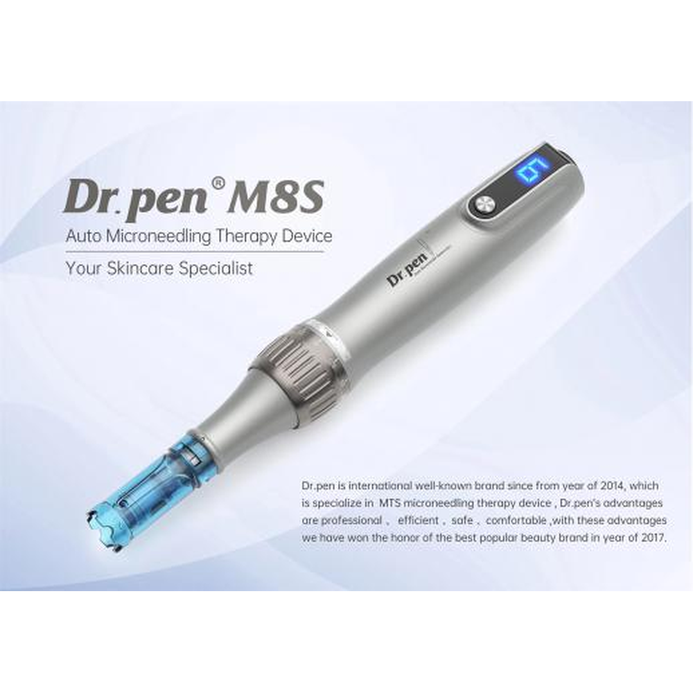 Manipolo Dr. Pen M8s mostrato diagonalmente con il suo display digitale e la cartuccia blu inserita